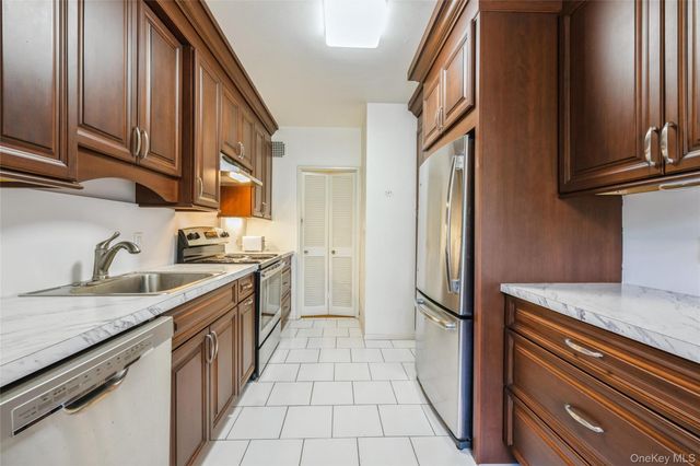 1 Kensington Gate 211, Great Neck, NY 11021