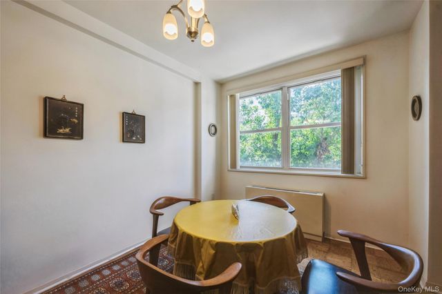 1 Kensington Gate 211, Great Neck, NY 11021