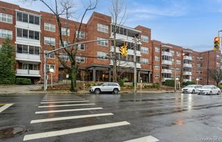 1 Kensington Gate 211, Great Neck, NY 11021