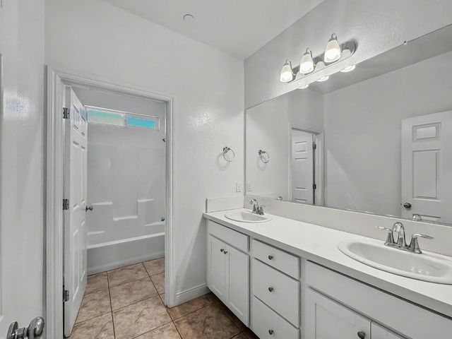 2698 N Arroyo Avenue, Fresno, CA 93727