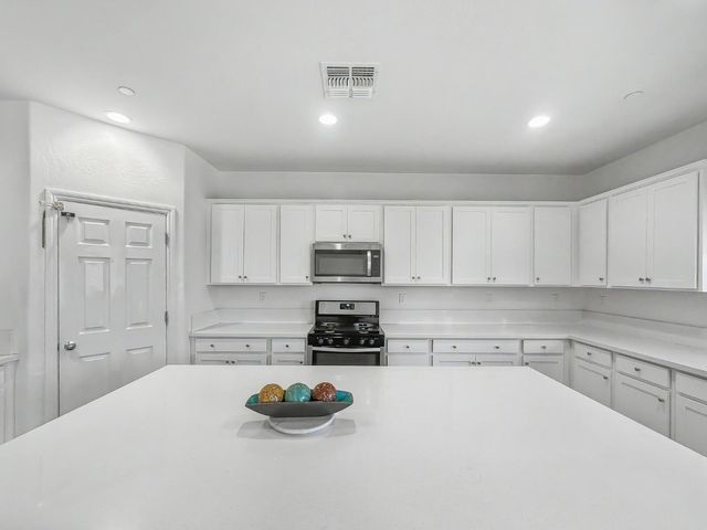 2698 N Arroyo Avenue, Fresno, CA 93727