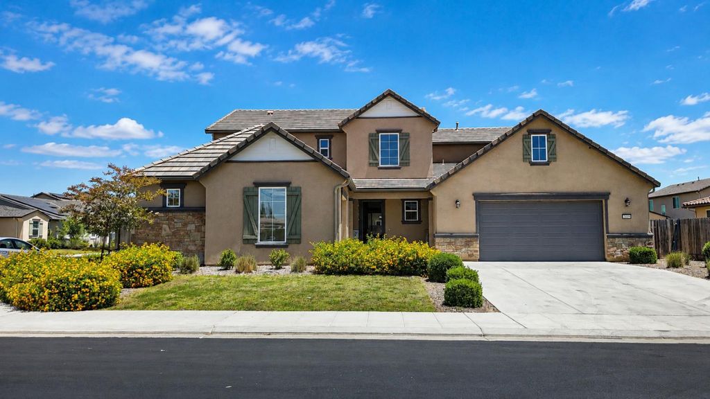 2698 N Arroyo Avenue, Fresno, CA 93727