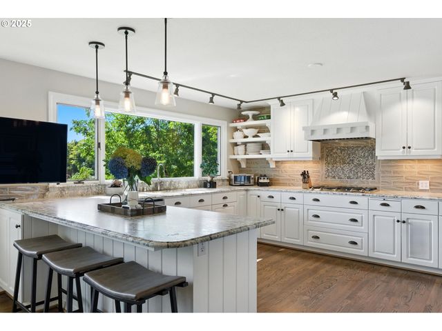 16755 GRAEF Cir, Lake Oswego, OR 97035