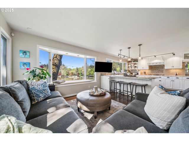 16755 GRAEF Cir, Lake Oswego, OR 97035