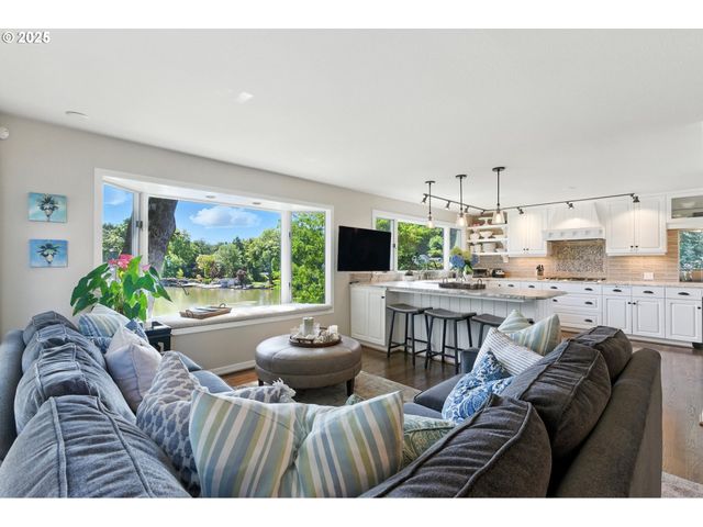 16755 GRAEF Cir, Lake Oswego, OR 97035