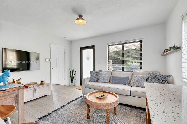 595 NW 101st St 0, Miami, FL 33150