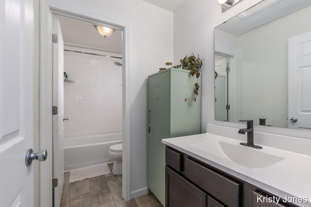 426 Oak View Drive, Middleville Vlg, MI 49333