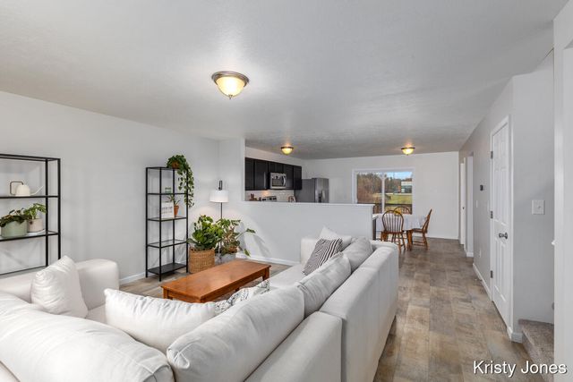 426 Oak View Drive, Middleville Vlg, MI 49333