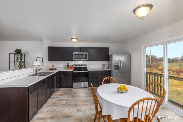 426 Oak View Drive, Middleville Vlg, MI 49333