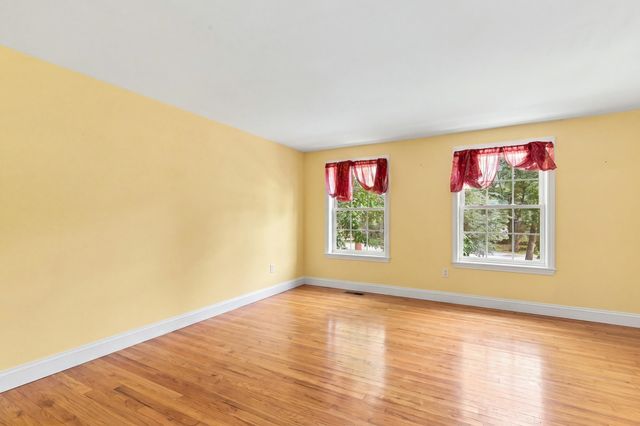 24 Garland Road, Nottingham, NH 03290