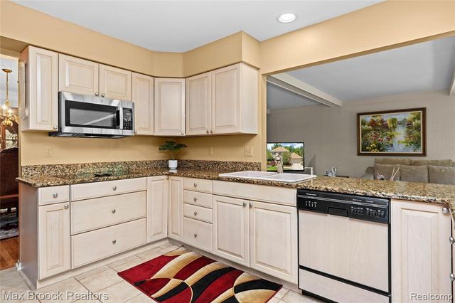 31223 Country Ridge Circle, Farmington Hills, MI 48331