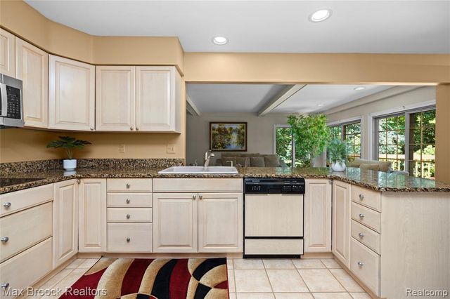 31223 Country Ridge Circle, Farmington Hills, MI 48331