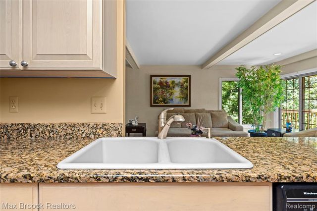 31223 Country Ridge Circle, Farmington Hills, MI 48331