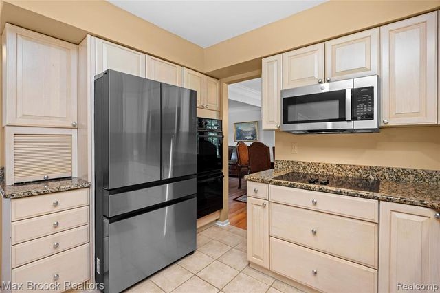 31223 Country Ridge Circle, Farmington Hills, MI 48331