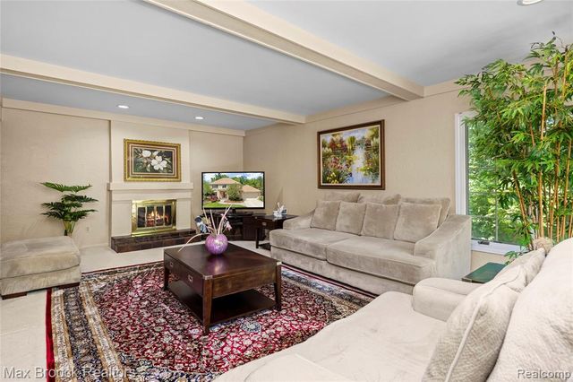 31223 Country Ridge Circle, Farmington Hills, MI 48331