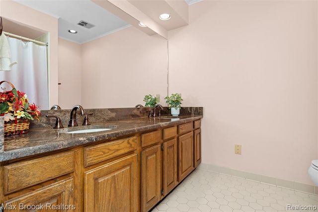 31223 Country Ridge Circle, Farmington Hills, MI 48331