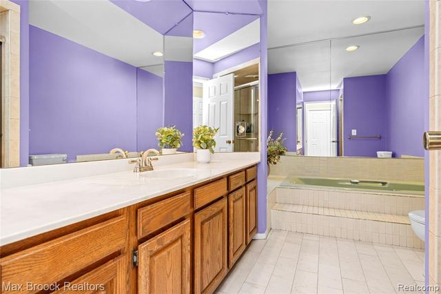 31223 Country Ridge Circle, Farmington Hills, MI 48331