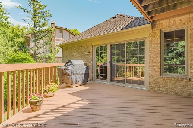 31223 Country Ridge Circle, Farmington Hills, MI 48331