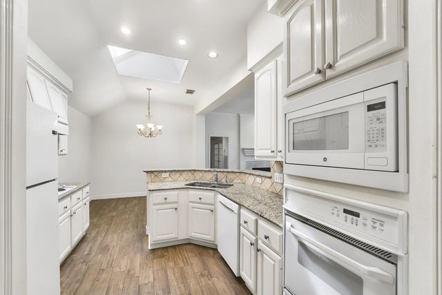 30 Vista Cove Circle, The Woodlands, TX 77381