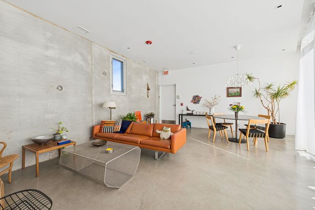 2054 W Grand Avenue, Chicago, IL 60612