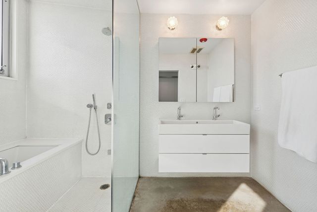 2054 W Grand Avenue, Chicago, IL 60612