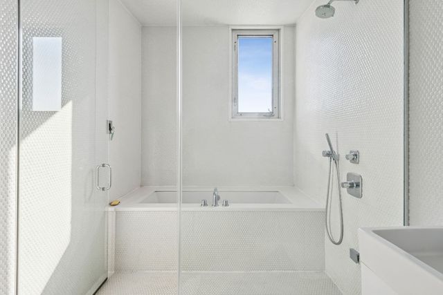 2054 W Grand Avenue, Chicago, IL 60612