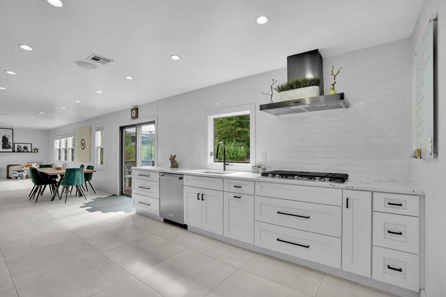 29 DEARBORN DR, Old Tappan, NJ 07675