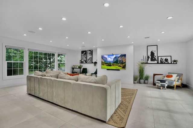 29 DEARBORN DR, Old Tappan, NJ 07675