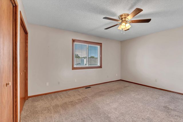 832 E Hawthorne Dr, Derby, KS 67037