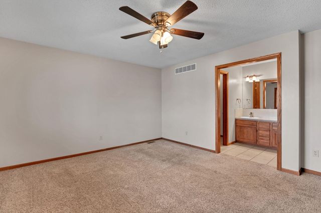 832 E Hawthorne Dr, Derby, KS 67037