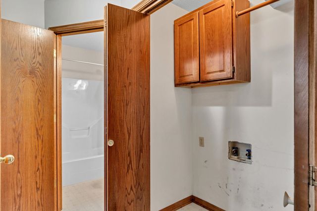 832 E Hawthorne Dr, Derby, KS 67037