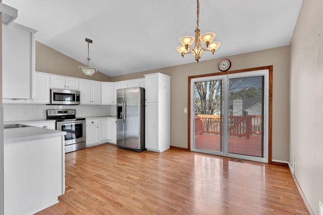 832 E Hawthorne Dr, Derby, KS 67037