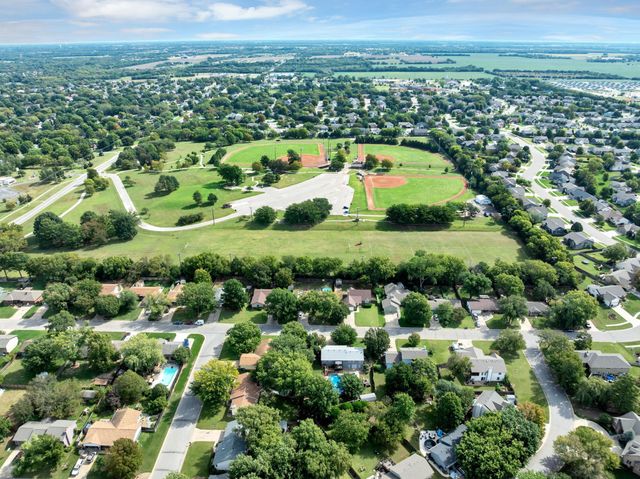 832 E Hawthorne Dr, Derby, KS 67037