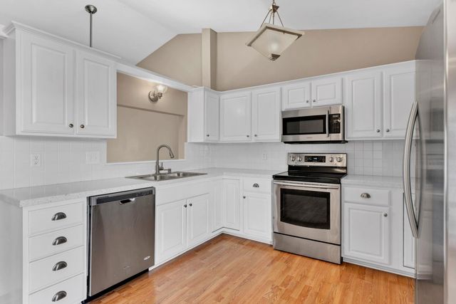 832 E Hawthorne Dr, Derby, KS 67037