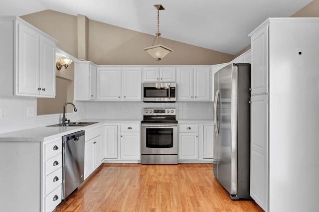 832 E Hawthorne Dr, Derby, KS 67037