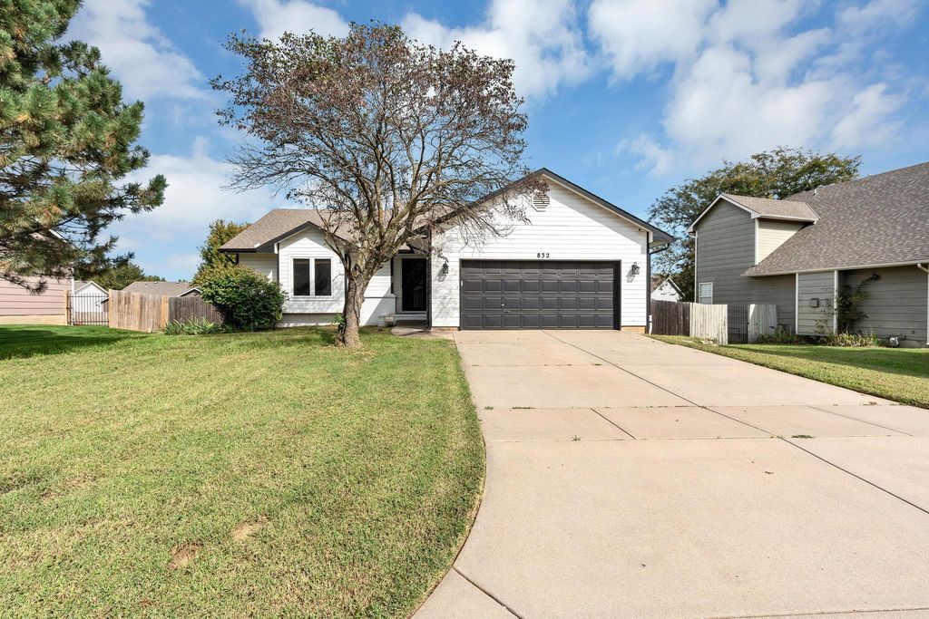 832 E Hawthorne Dr, Derby, KS 67037