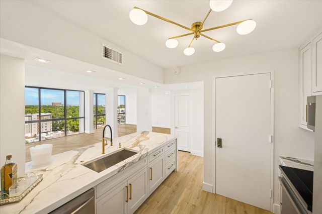 5001 Woodway Drive 1305, Houston, TX 77056