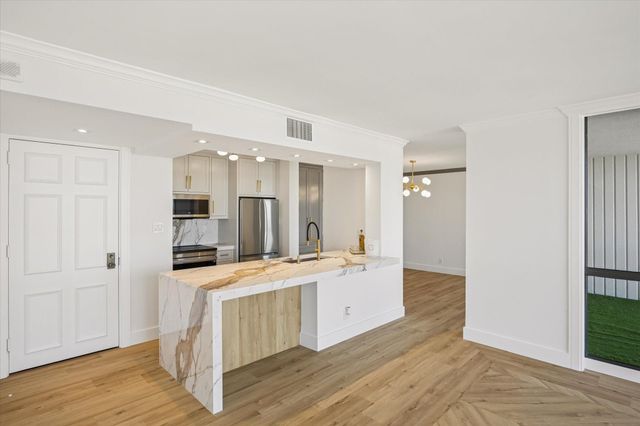 5001 Woodway Drive 1305, Houston, TX 77056
