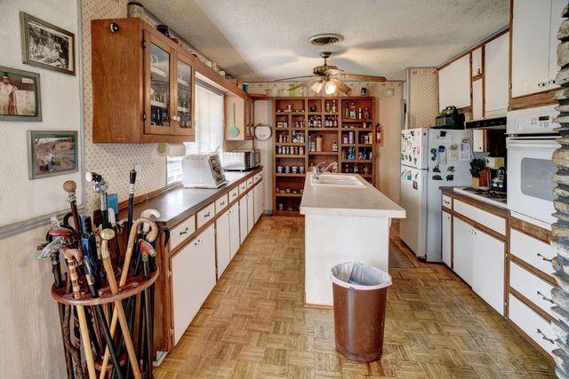 537 Leisure LN, Cedar Creek, TX 78612