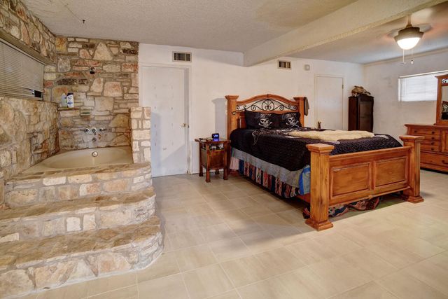 537 Leisure LN, Cedar Creek, TX 78612