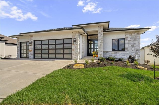 11227 S Sunray Drive, Olathe, KS 66061