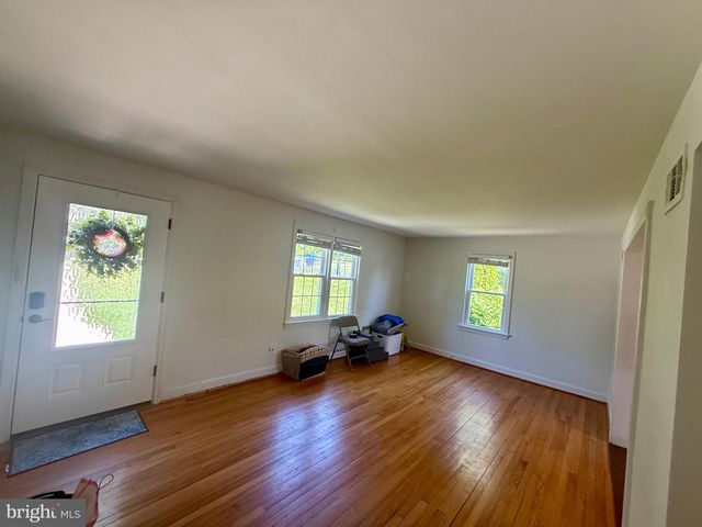 2903 OAK KNOLL DR, Falls Church, VA 22042