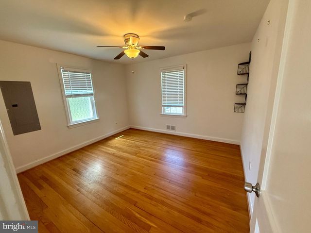 2903 OAK KNOLL DR, Falls Church, VA 22042