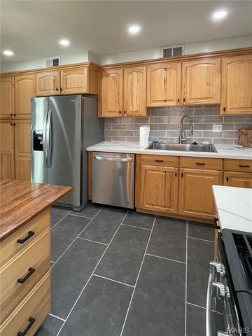 1060 E Linden Avenue, Richmond Heights, MO 63117