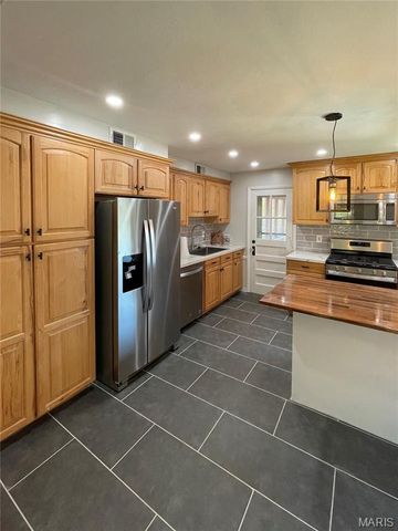 1060 E Linden Avenue, Richmond Heights, MO 63117