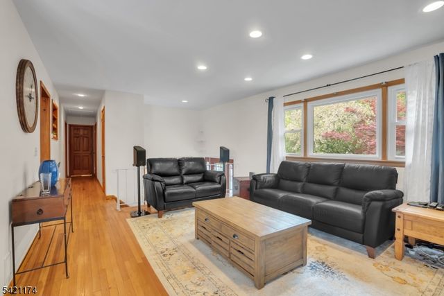 12 Stafford Dr, Wanaque Boro, NJ 07465