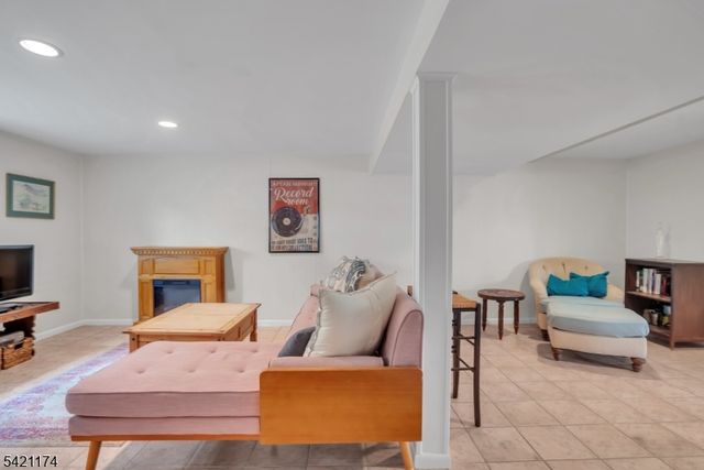 12 Stafford Dr, Wanaque Boro, NJ 07465