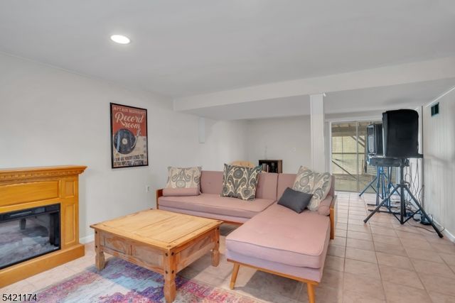 12 Stafford Dr, Wanaque Boro, NJ 07465