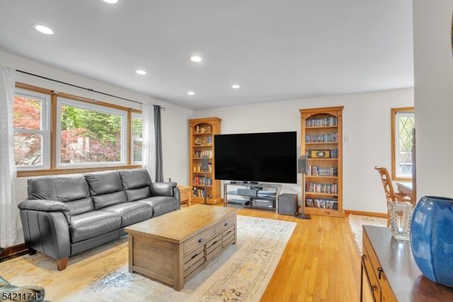 12 Stafford Dr, Wanaque Boro, NJ 07465