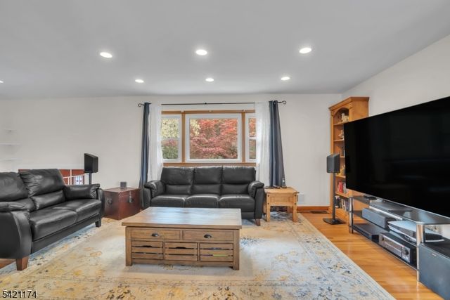 12 Stafford Dr, Wanaque Boro, NJ 07465
